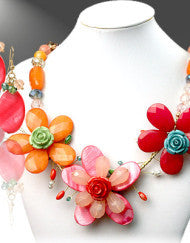 An Eye Catching Flirty Flower Necklace Set
